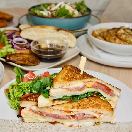 佩蒂特迪潘登思旅馆